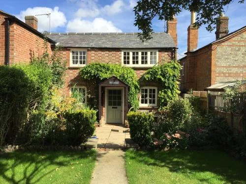 Wisteria-Cottage-facade-500x375.jpg
