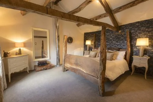 Shepherds-Cottage-bedroom-500x333.jpg