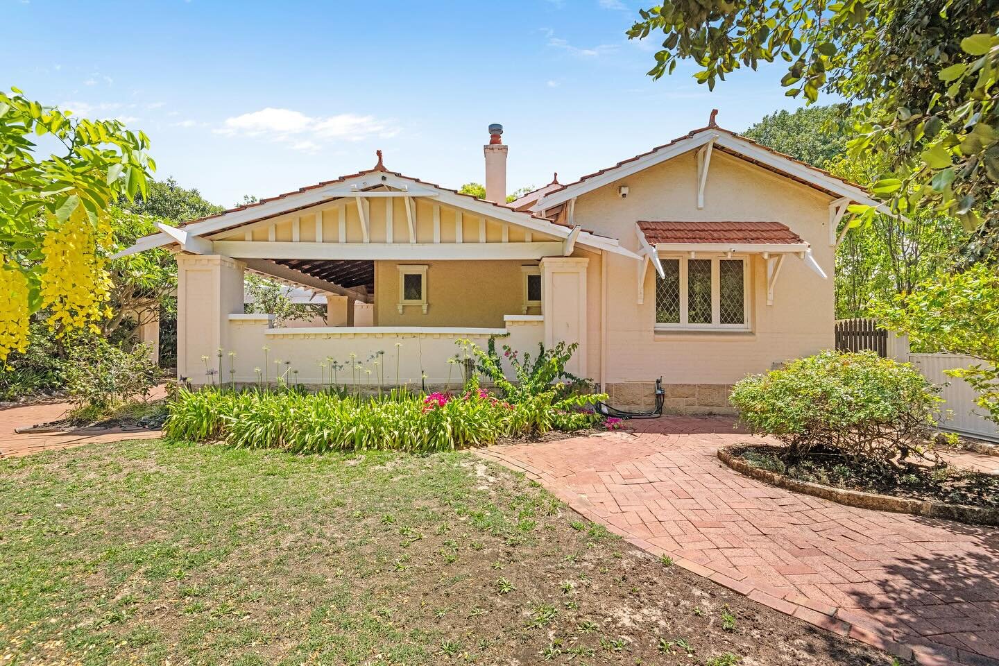 JUST LISTED 🌟 101 Bruce Street Nedlands. 

It&rsquo;s very much a case of &ldquo;old-world charm&rdquo; and &ldquo;new-world dreams&rdquo; here, as far as this expansive 814sqm (approx.) family-sized Nedlands block is concerned &ndash; currently pla