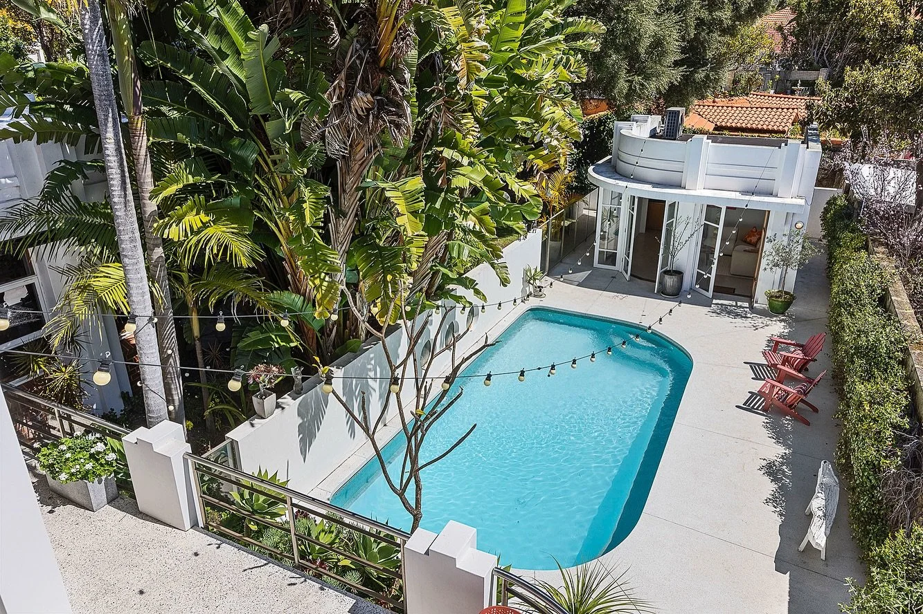 Sensational 🤍 There is nothing on the market like this Art Deco beauty. This is 13 Melrose Crescent Menora.

From the sweeping curved fa&ccedil;ade and signature driveway to ornate ceiling rosettes, pendant lighting and curved glass windows, the hom