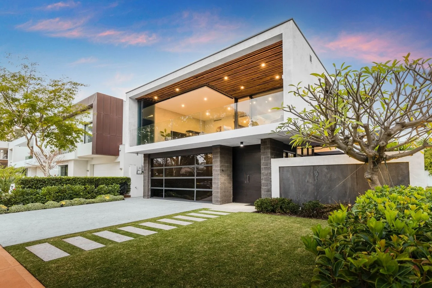 JUST LISTED 💥 4 Hurdles Drive Floreat. 

Boasting a bold, modernist design and sun-drenched, north-facing aspect, this luxe eco-friendly residence in Floreat&rsquo;s Perry Lakes Estate is ideal for downsizers, professionals and small families. Exudi