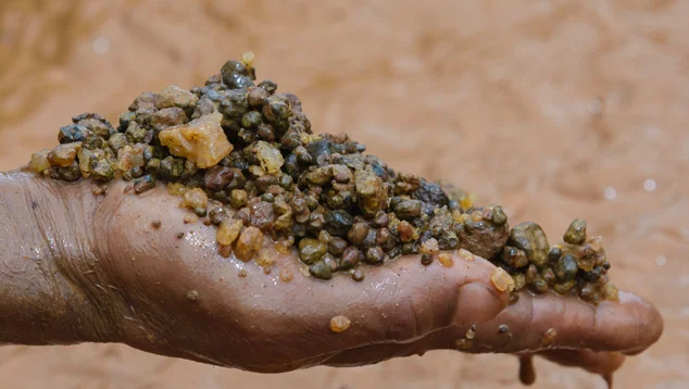 Most Sri Lankan gemstones are from gem-bearing gravel known as illam. The gravels are washed with the hope of revealing a treasure within the heavier material left behind in the miner’s hand. Photo by Andrew Lucas.