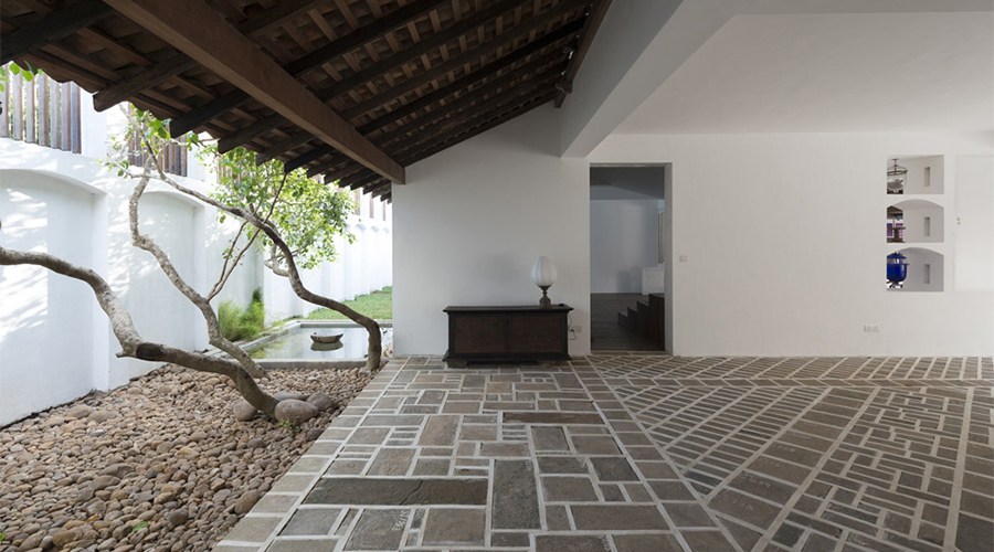 Ena de Silva's house - large, high eaves keeping internal areas cool and transitioning internal spaces to unsheltered external spaces