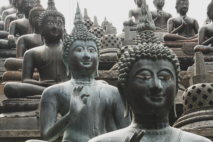 Repeating Buddha statues at Gangaramya temple