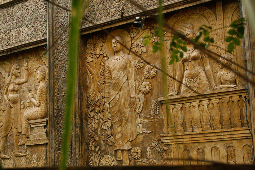 Ornate walls of Gangaramya Temple in Colombo, Sri Lanka