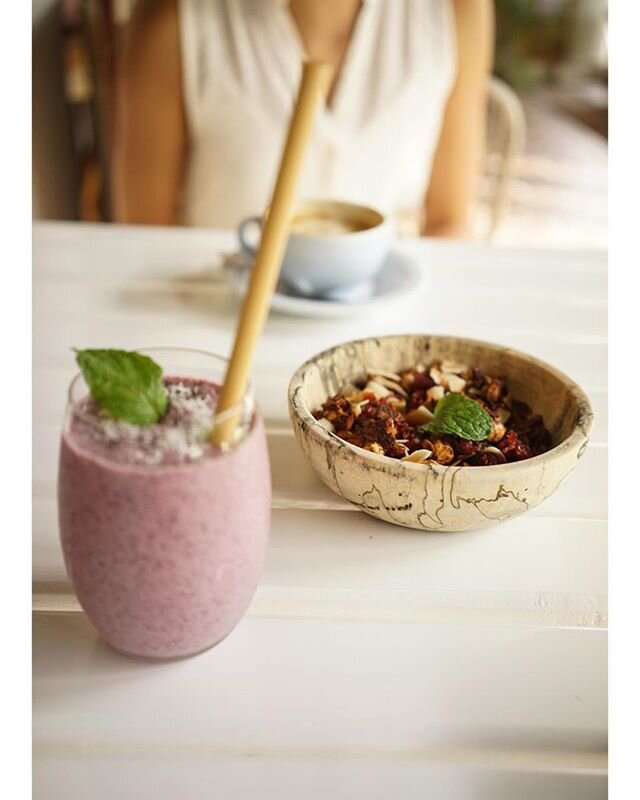 Seriously delicious chocolate granola (it&rsquo;s healthy, right? 😉) and mixed berry smoothie found at @seedcafesl - definitely a place to take a break from your shopping in Colombo 7. #srilankabyish