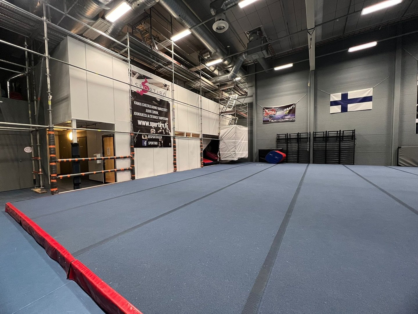Salmisaaren liikuntakeskuksen remontin vuoksi kanveesialueen toisessa reunassa on rakennustelineit&auml;. Telineet ovat pehmustetut ja ei vaikuta alueen k&auml;ytt&ouml;&ouml;n, olettehan kuitenkin varovaisia ja otatte t&auml;m&auml;n huomioon kun ha