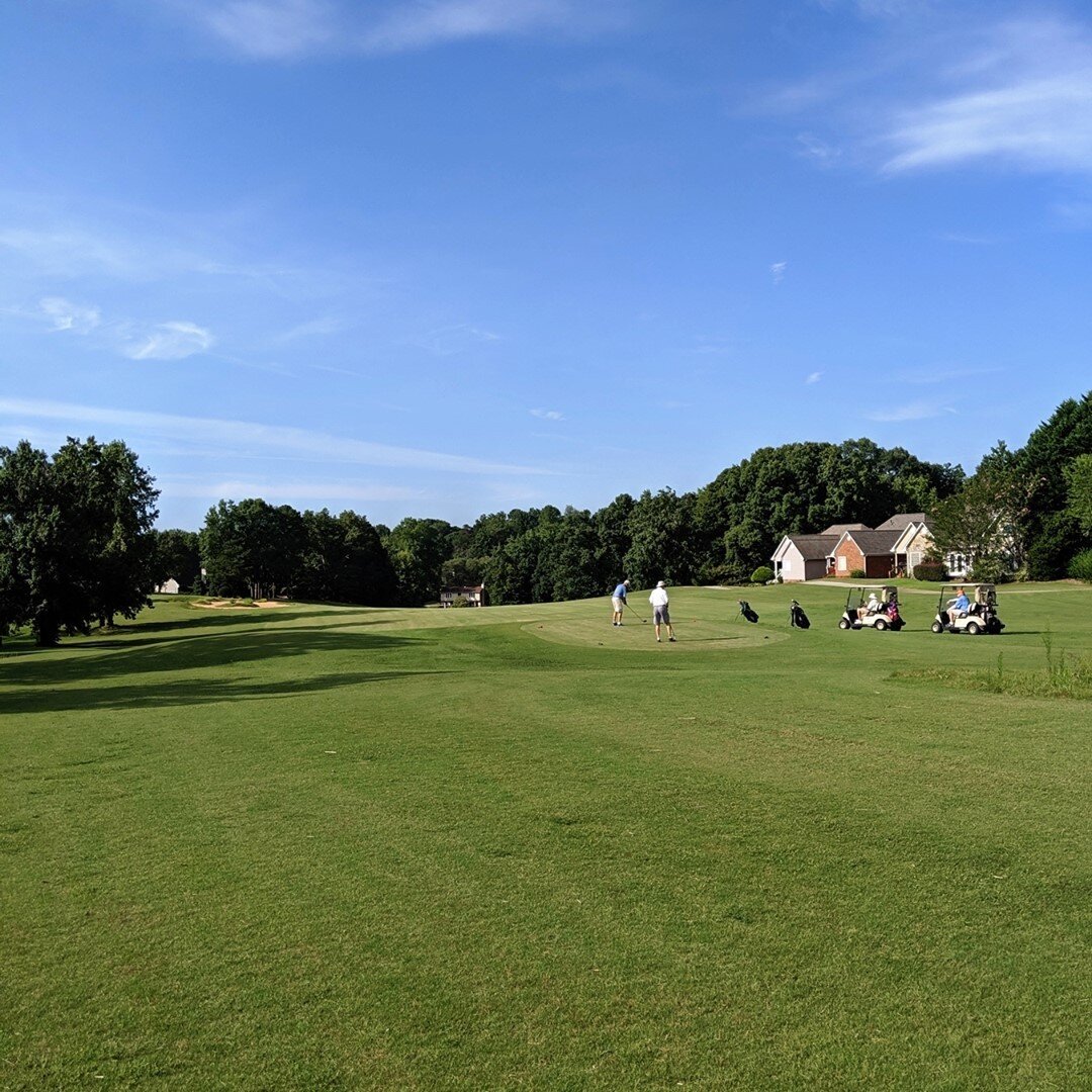 Happy Friday! Weekend forecast: golfing with a chance of a hole in one. ☀️🏌️&zwj;♂️ #pebblecreek #greenvillegolf