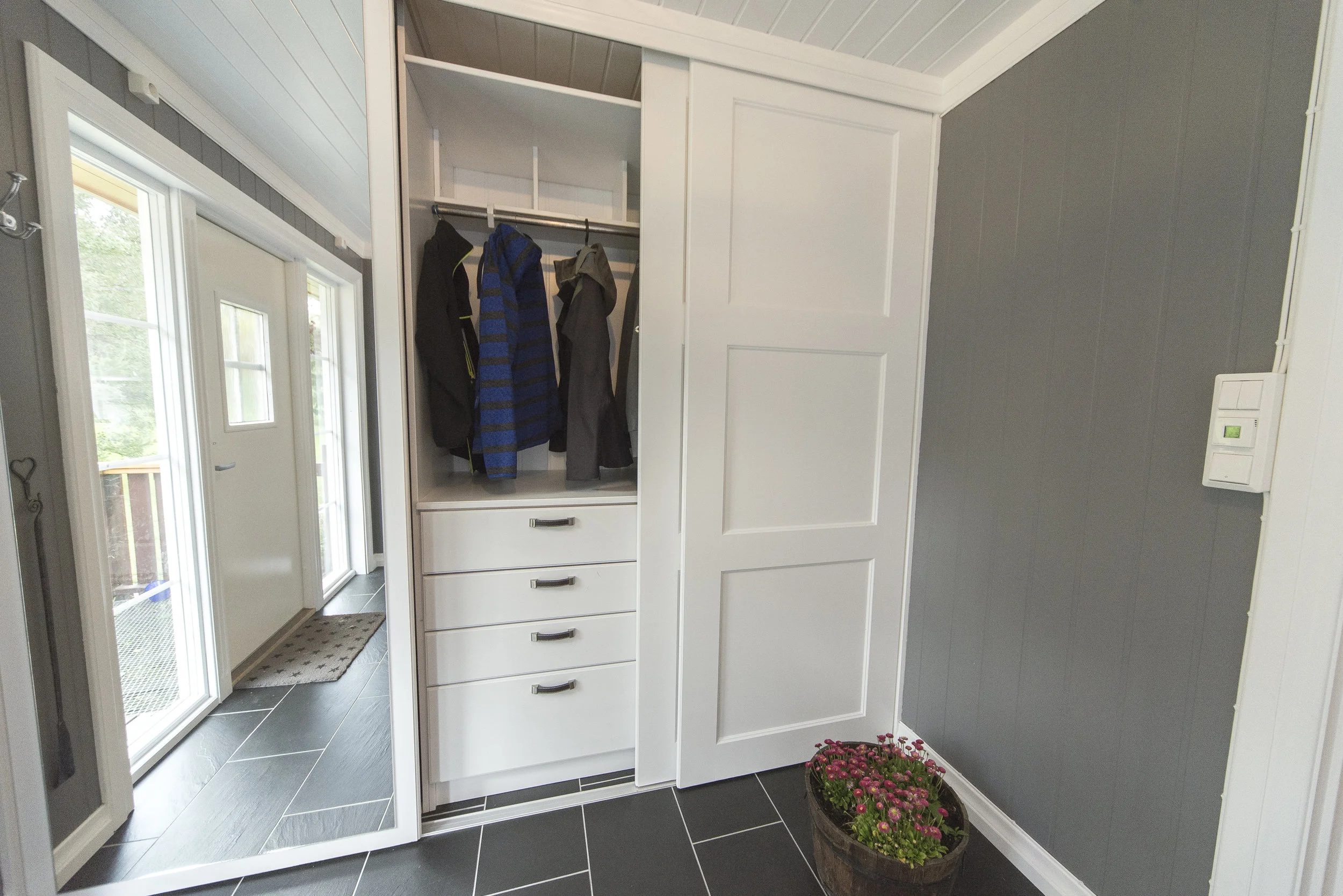 Skyvedørsgarderobe i entré.