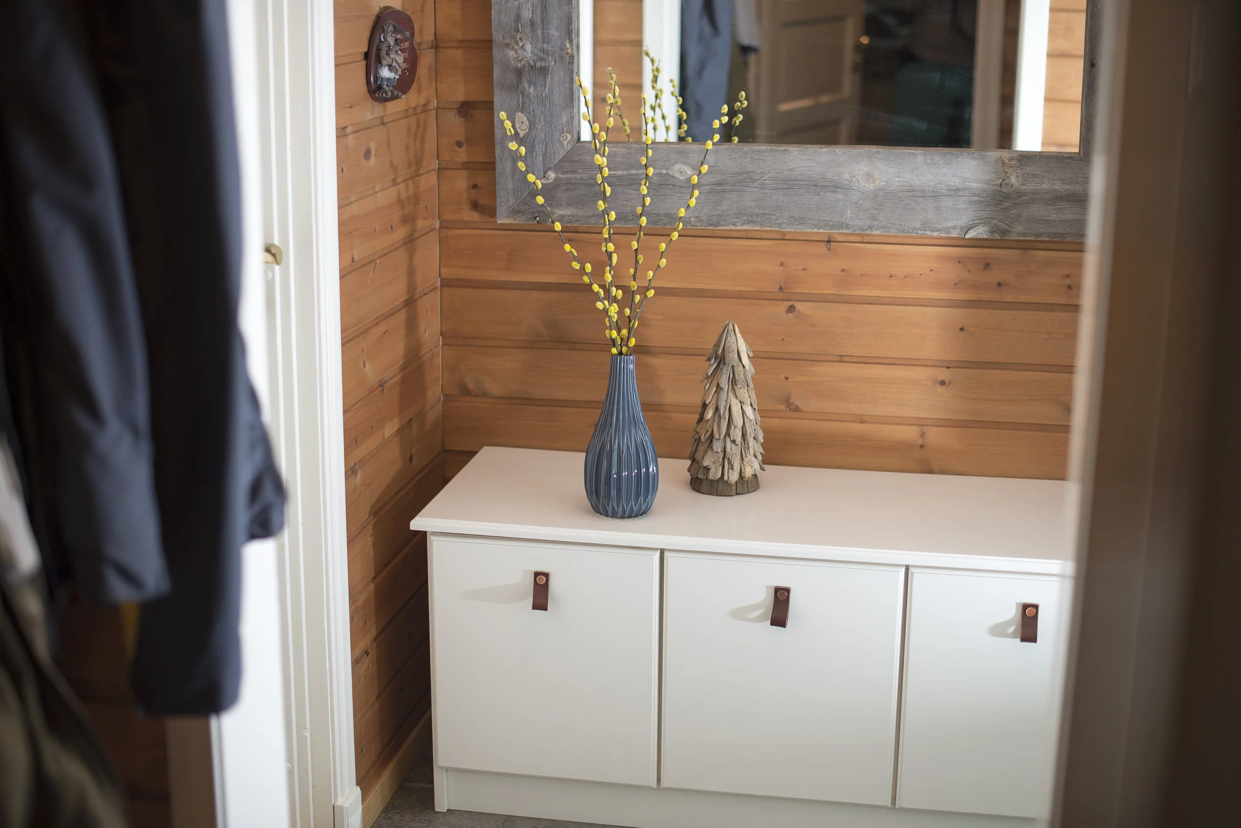 Benk med skuffer til entré i hytte på Bjorli. Vi laget også senger og garderobe i samme stil. Håndtakene er av skinn med knapper i kobberfarge. Speilet har vi også produsert, det er av naturlig eldet treverk.