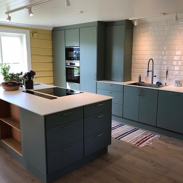 Dette kj&oslash;kkenet gir oss skikkelig v&aring;rf&oslash;lelsen, en lys og lett gulfarge sammen med en varm, men frisk gr&oslash;nnfarge 🤩 kj&oslash;kkeninnredning fra Vidars m&oslash;belsnekkeri &bull;
&bull;
&bull;
#kj&oslash;kken #kitchen #kj&o