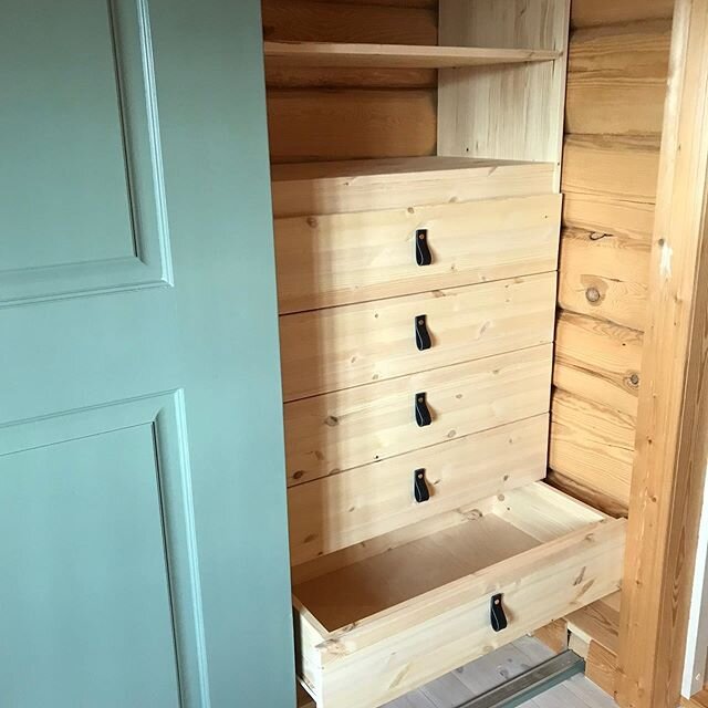 Ny garderobe til helga p&aring; denne kunden🤩 takk for oppdraget og god helg til v&aring;re f&oslash;lgere. &bull;
&bull;
&bull;
#garderobe #skyved&oslash;rsgarderobe #skyved&oslash;r #skuffer #klesskap #soverom #gang #bjorli #lesja #gudbrandsdalen 