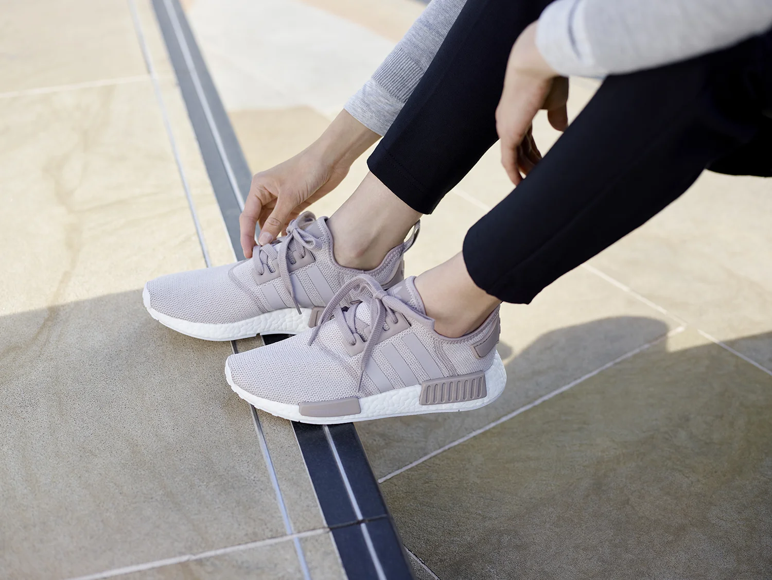 C+ADINMD_R1KNITVAPOUR_GREY_FTRWHT_44576_025.jpg