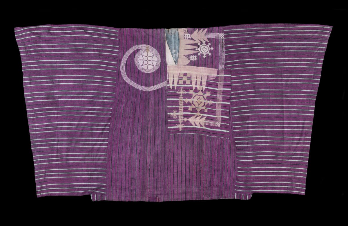  Hand-tailored Agbádá in silk (Alaari) and cotton, measuring 49 x 92 inches. Saint Louis Art Museum. 