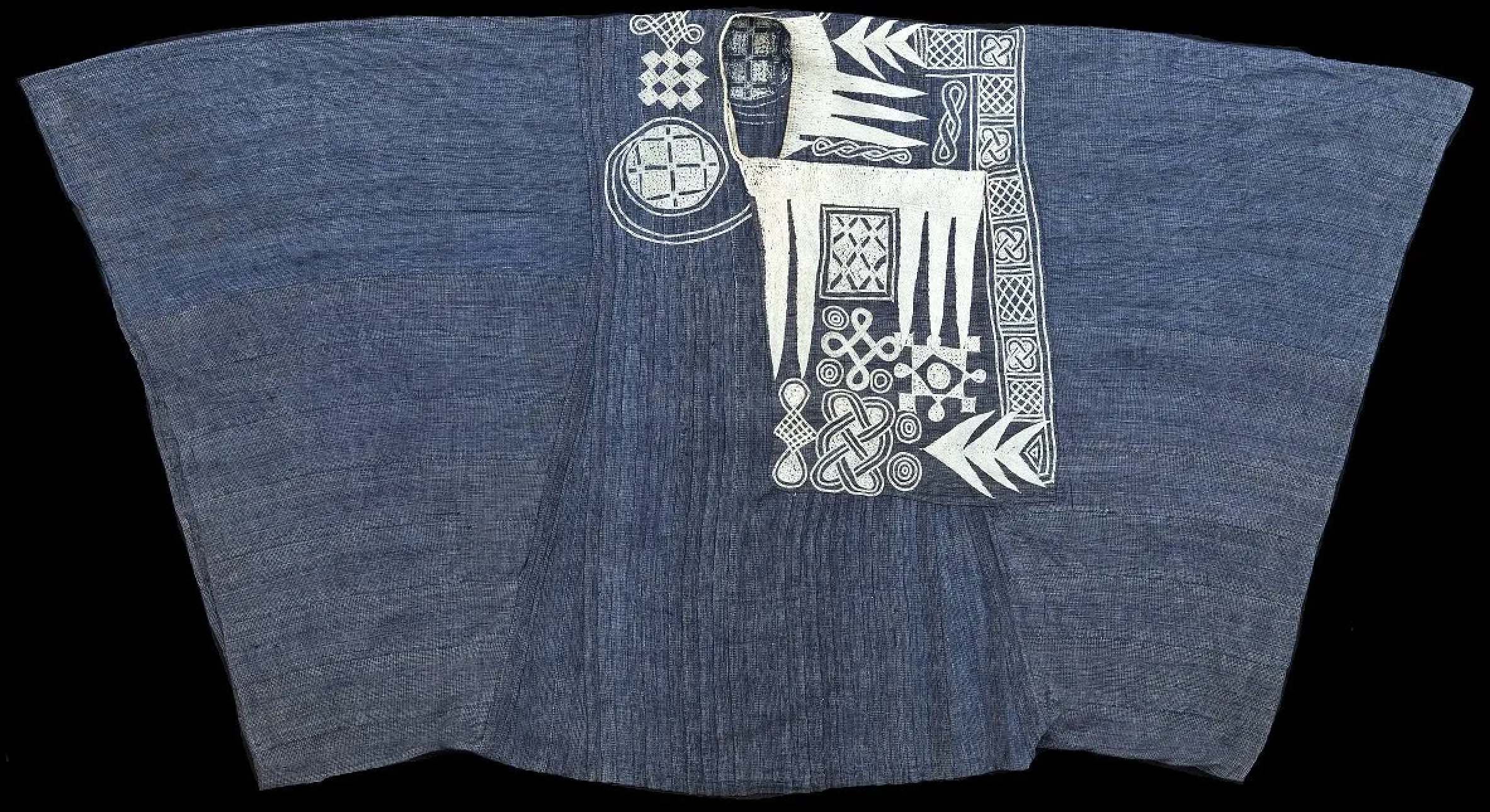  Hand-tailored Agbádá featuring the “eight knives” design, embroidered on dark indigo handspun cotton in the Etu or guineafowl check pattern. 