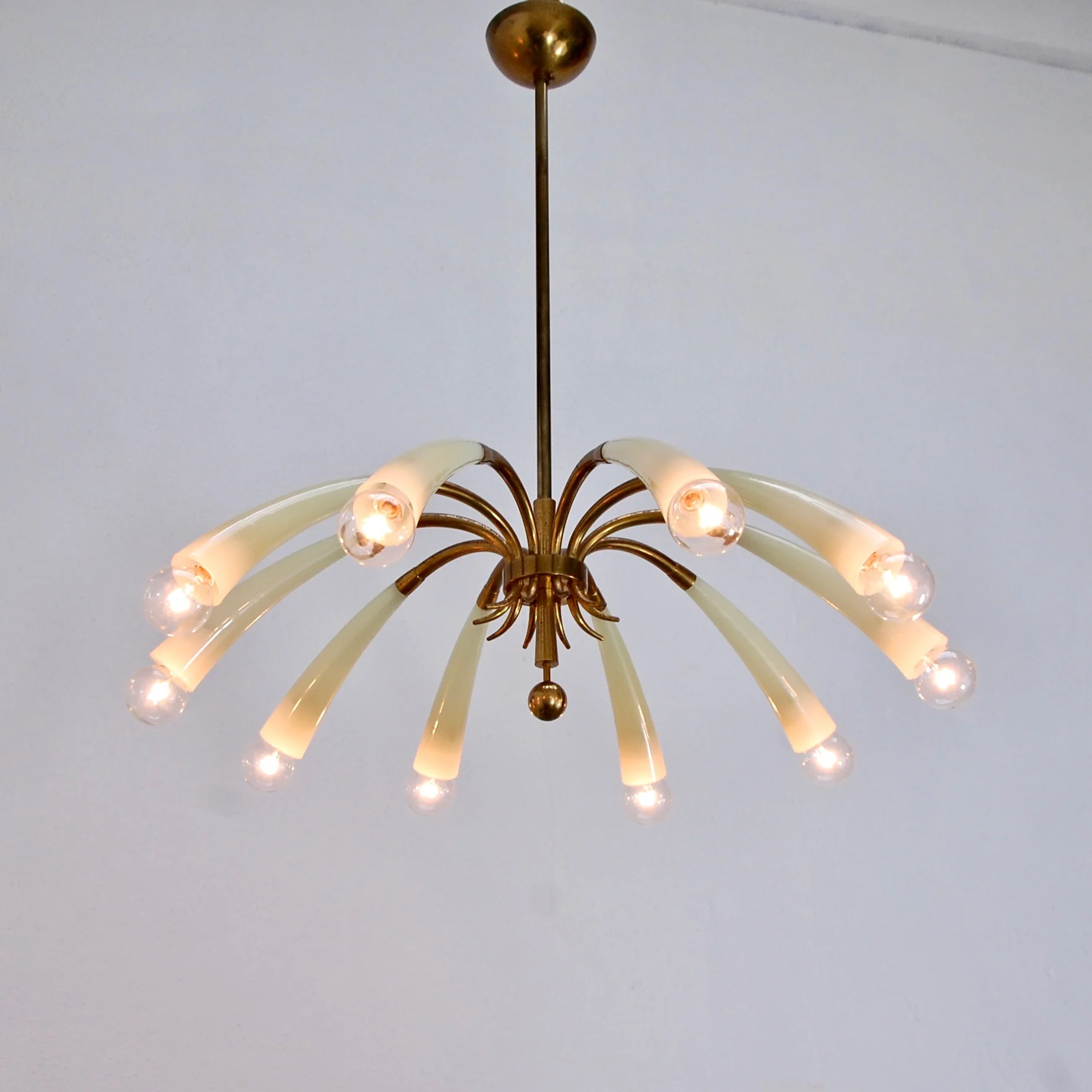 10LightFlutedGlassChandelier8.jpg
