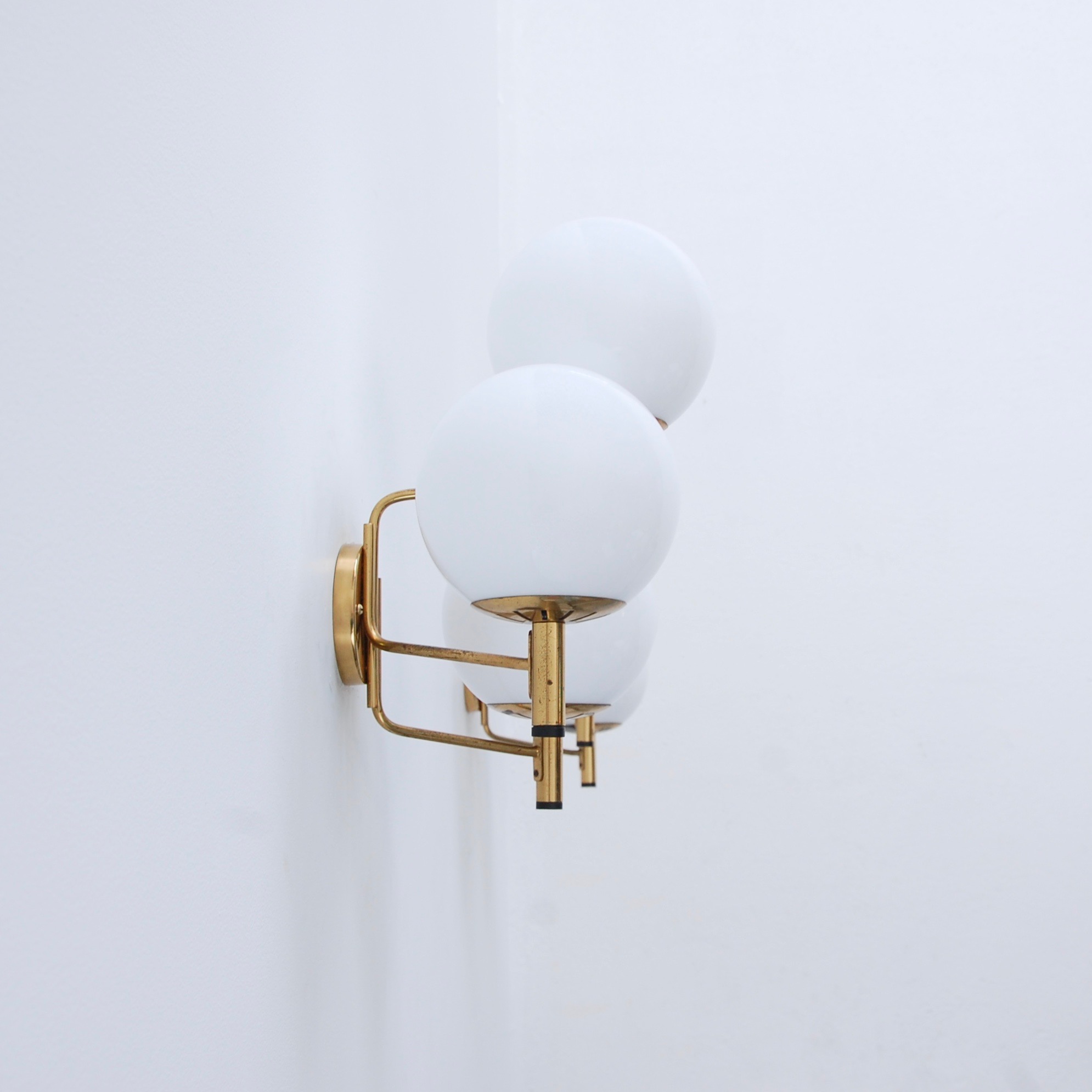 StilnovoThreeGlobeSconces4.jpeg