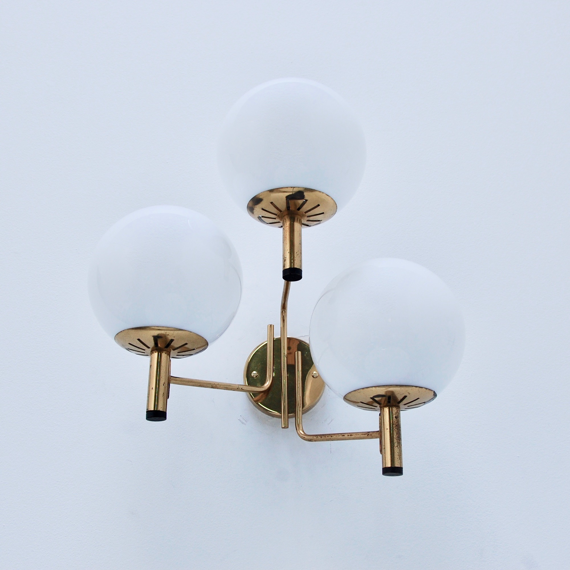 StilnovoThreeGlobeSconces7.jpeg