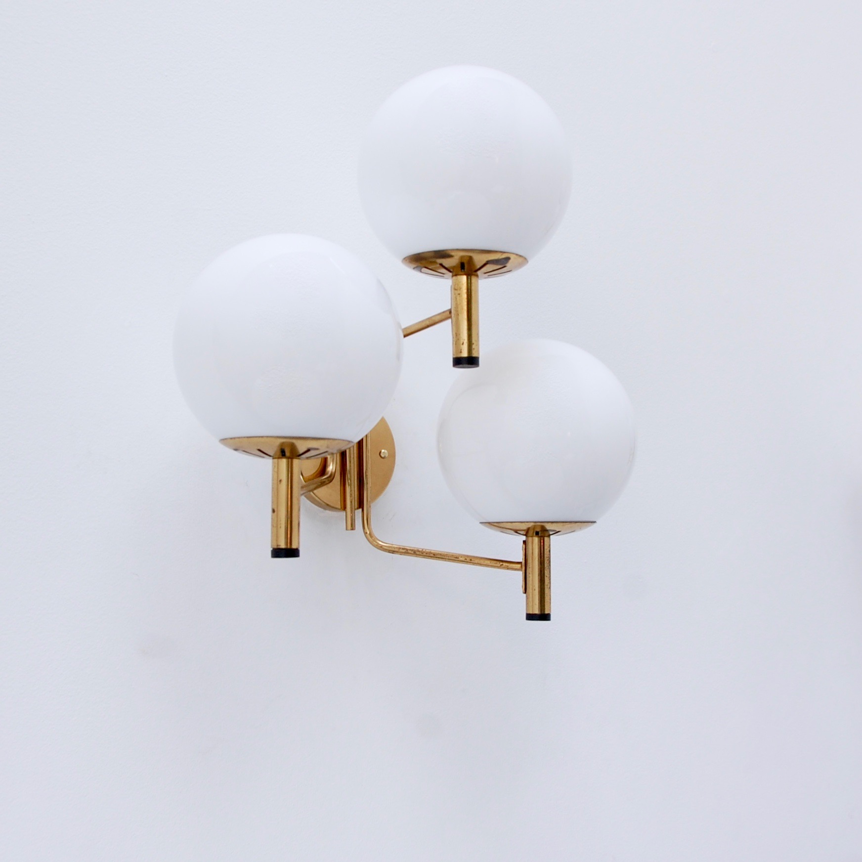 StilnovoThreeGlobeSconces10.jpeg