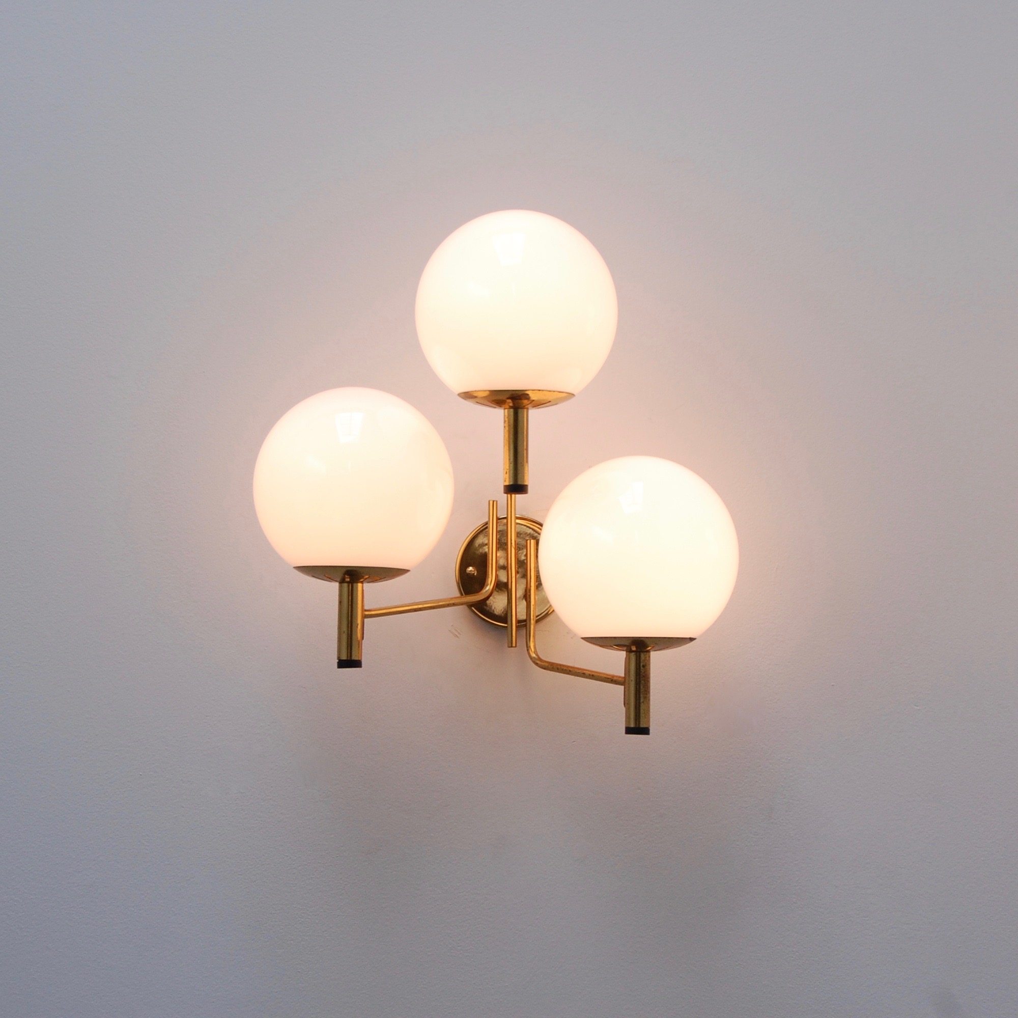 StilnovoThreeGlobeSconces12.jpeg