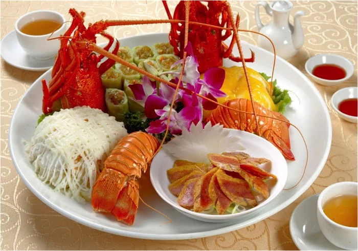 雙龍蝦沙律拼烏魚子、蜇絲卷