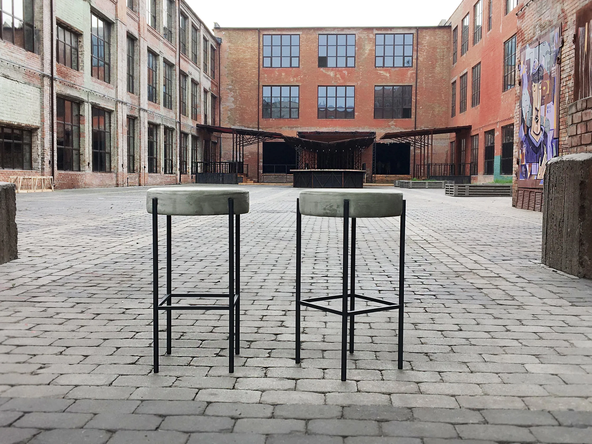 Квартира-студия в стиле loft и Industrial-loft выглядит особо эффектно, если в ней гармонично соединились старинные аксессуары, брутальная мебель и современные электроприборы. Сочетание простоты и комфорта, роскоши и старины, свободы и вдохновения – это и есть основная идея Loft.