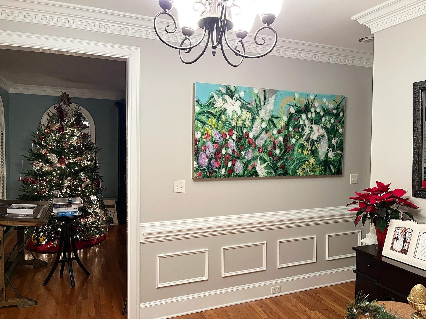 Merry and bright. ✨🎄✨🎄
&bull;
&bull;
&bull;
&bull;
&bull;
#artcollection #amandamoodyart #contemporaryfloral
#artinstallation #contemporaryartist #commissionedart #largescaleart #colorcrush #artcollector #contemporaryart #cltinteriors #southernarti