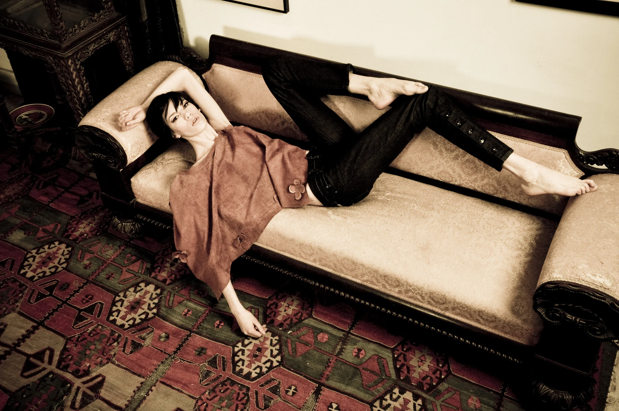 full_04_combo_leather_denim_daria_laying_sofa2.jpg