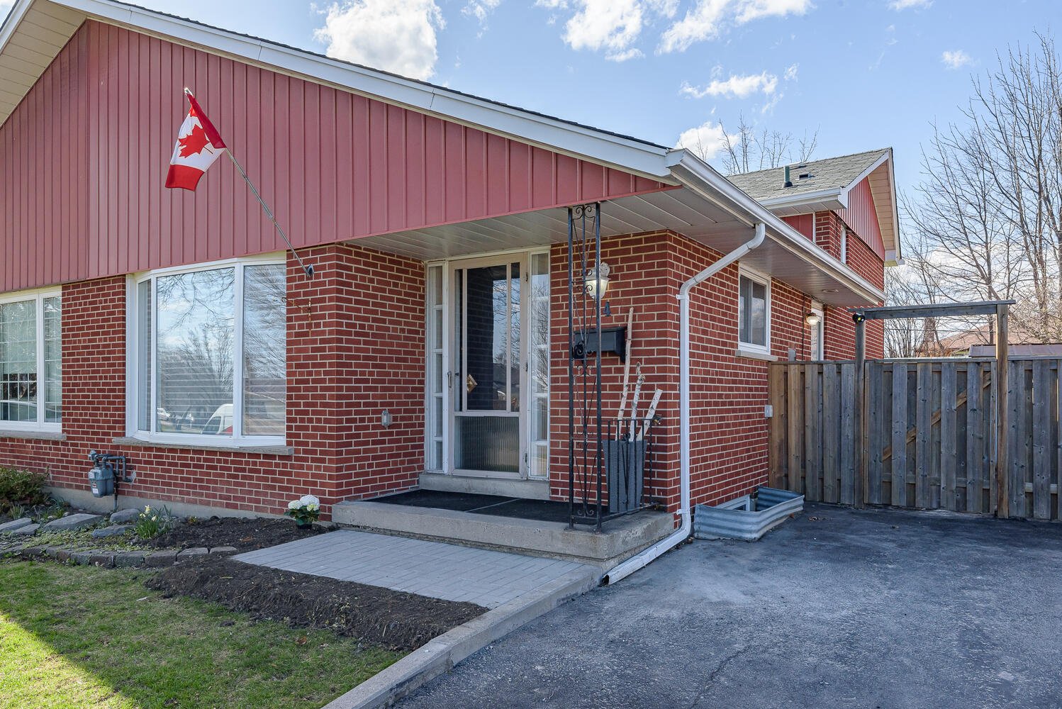 4 Argyle Cres Brampton ON L6T-large-002-002-Front Entry Detail-1499x1000-72dpi.jpg