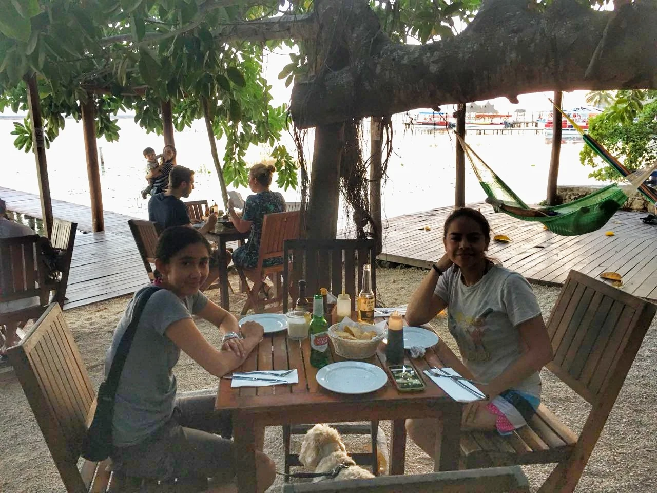Restaurante La Playita, (Roy bajo la mesa).