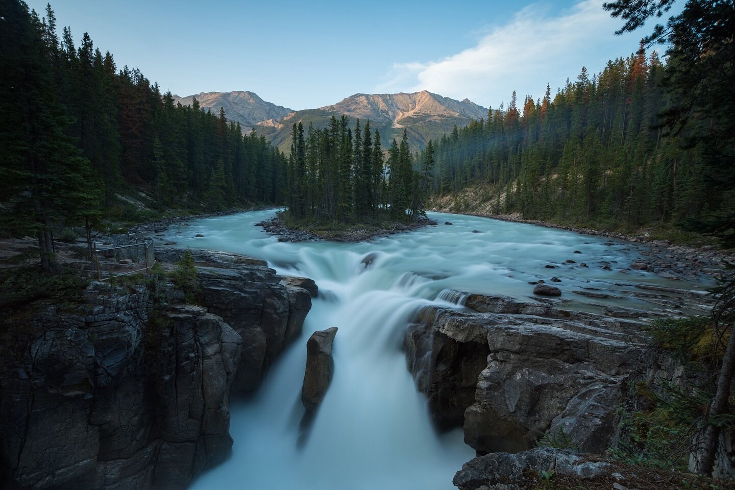 The shot that has been my desktop background for about 2 years now. I can&rsquo;t wait to visit Canada and all their beautiful waterfalls sometime again soon🙏🏻😍 #sunwamptafalls #canada #mitchellcoylephotography #jasper #jaspernationalpark #waterfa