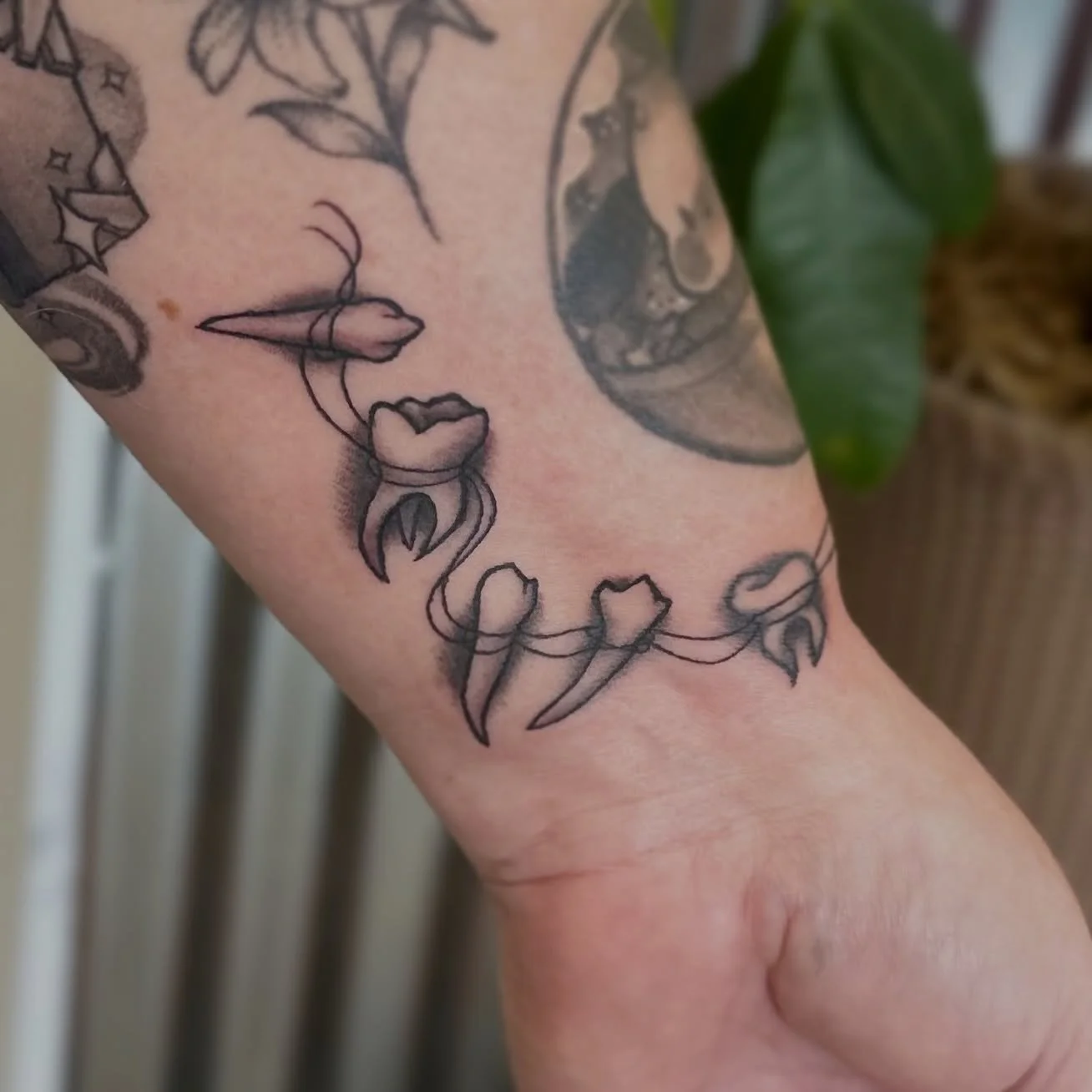 Here&rsquo;s a throwback from a couple months ago for this fine Monday&hellip; 🦷🪡 We custom fit these teefs from my Apothecary GWYG! Love how these worked in with the preexisting pieces (and tooth!)!