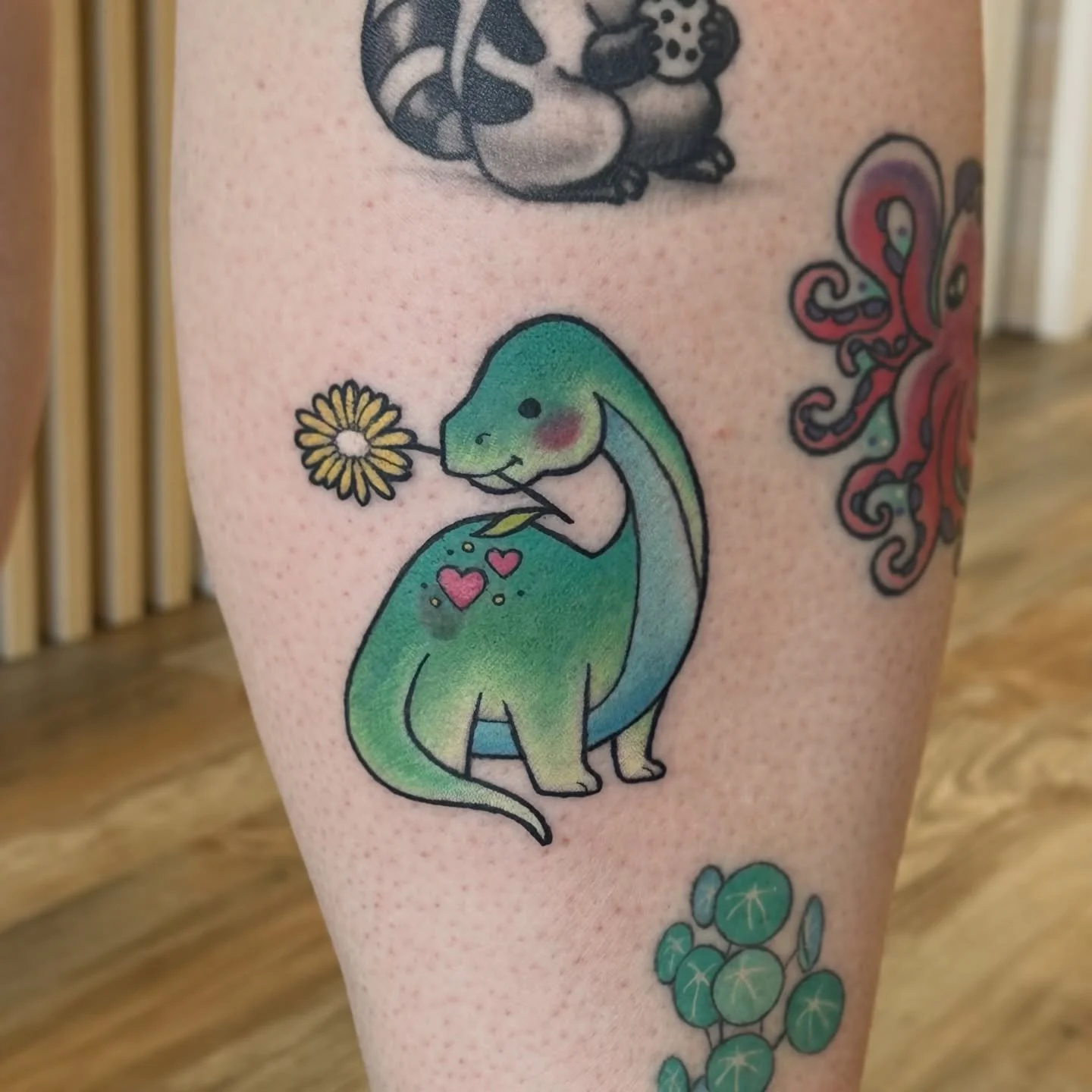 Lil cutie brachiosaurus from my Sunny Day Dino&rsquo;s GWYG! ☀️🦕

@luckygoosetattoo 🪿🪿🪿