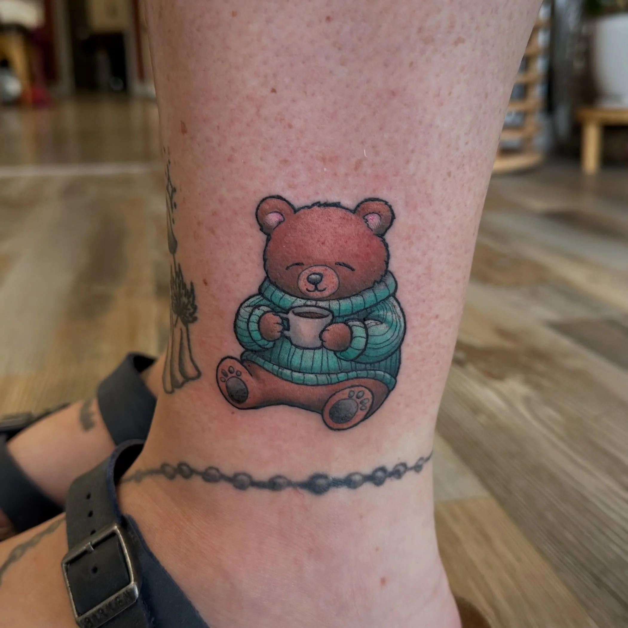 Cozy coffee bear from my Lucky Sip GWYG! 🐻☕️💕

📍 @luckygoosetattoo 🪿
