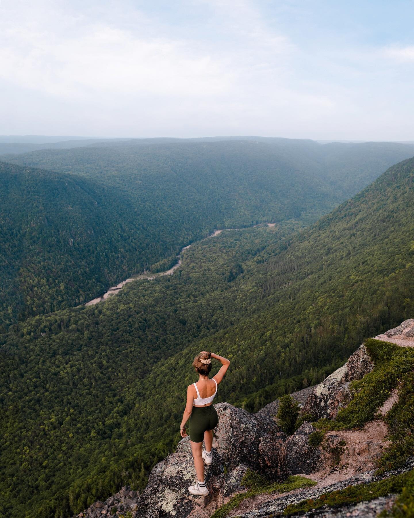 // pov: everything the light touches is your kingdom ✨

&bull;
&bull;
&bull;
&bull;
&bull;

⁣
#womenwhoexplore #takeahike #rediscovernovascotia #thesweatlife #meandmymanfrotto #visitcapebreton #thestoked #womenwhohike #voyaged #inthemountains #nikons