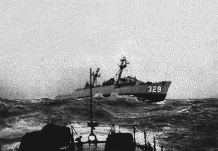 USS_Kretchmer_(DER-329)_in_heavy_seas_c1959.jpg