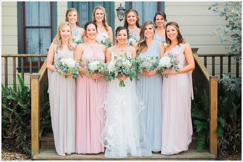 💐 
Happy #FriendFriday to those special people in our lives that always have our backs.
.
.
.
.
#springhillweddings #caliweddings #bridalparty #weddingphotography #weddingdestination #weddingvenues #barnyardwedding #outdoorwedding #bridesmaids #farm