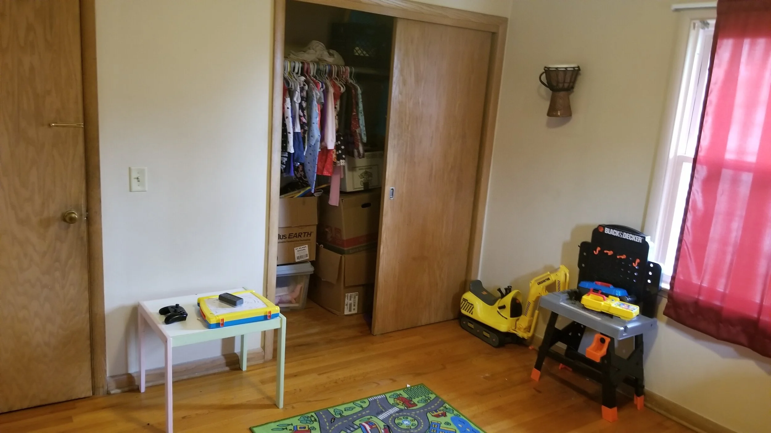 Larger bedroom 2.jpg