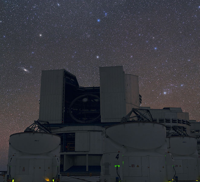 662px-Над_VLT_–_две_галактики_видимые_простым_глазом.jpg