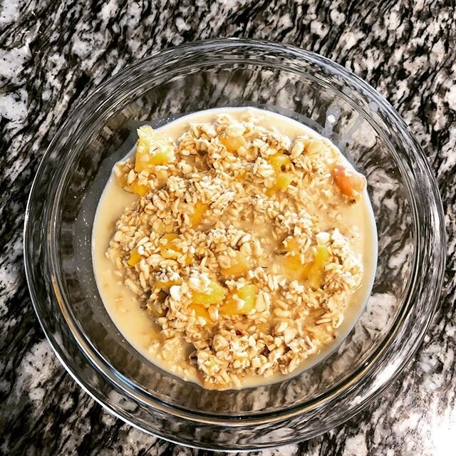 No-cook breakfast muesli is one of our favorite summer breakfasts. I soak oats the night before (Costco has organic sprouted oats right now 🙌) with filtered water and a splash of organic ACV.
.
.
Then in the morning I drain out any leftover water an
