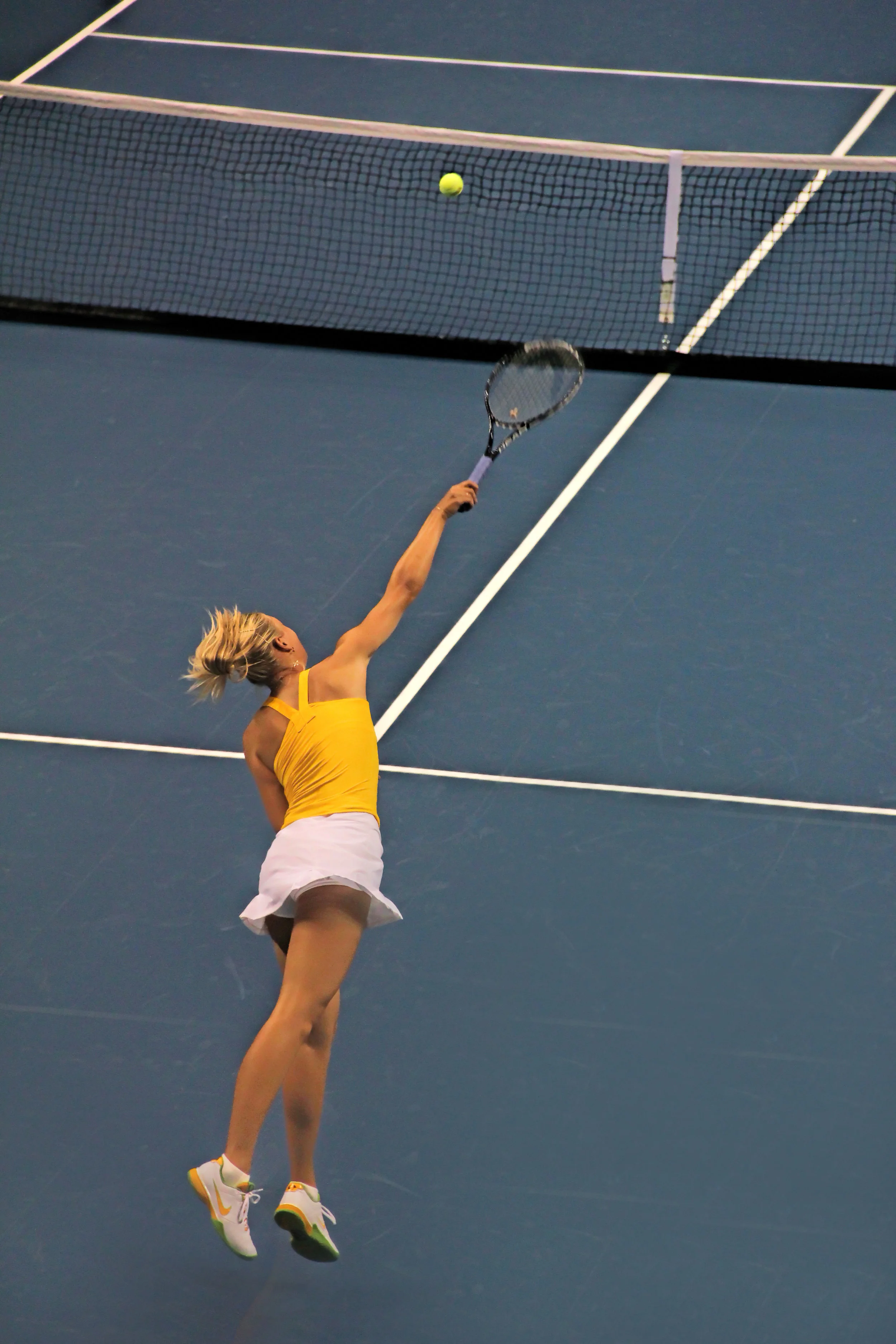 Sharapova-extends.jpg