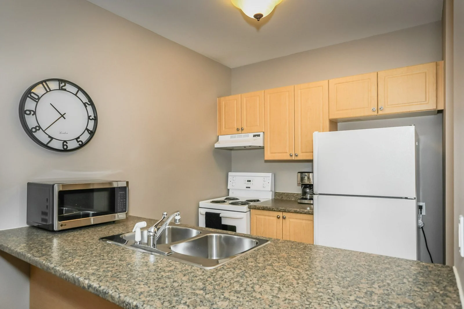 411 kitchen 2.jpg