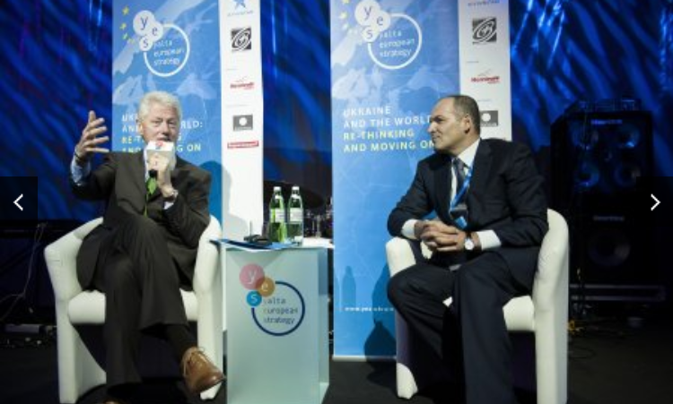 Pinchuk and Bill Clinton photo.png