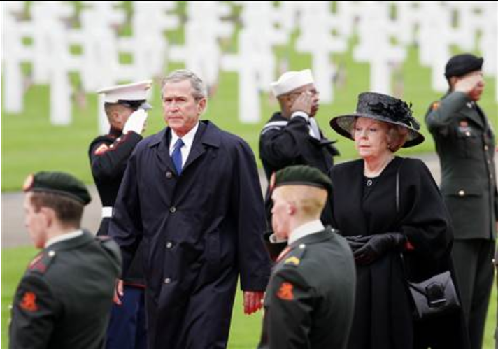 Bush+honors+WWII+dead+on+Netherlands+stop+Oct+5th+2005 (1).png