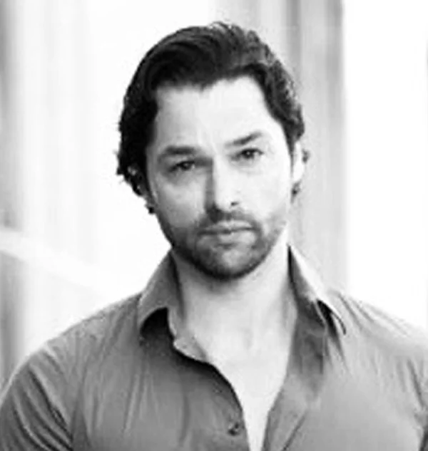 PAULO A stylist for over a decade, Paulo shares his unique ability to impart high fashion style to his clients, while maintaining effortless wearability.