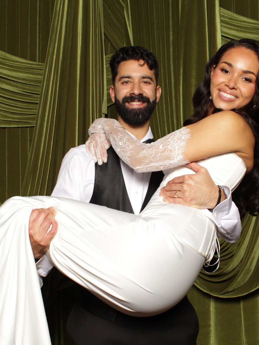 Chilly night, timeless elegance, and guests who understood the assignment. Proof that cold weather can&rsquo;t chill a good party. The olive green velvet set the mood, and the guests turned up the temperature.

Venue: @rancholaslomas
Coordinator: @ca