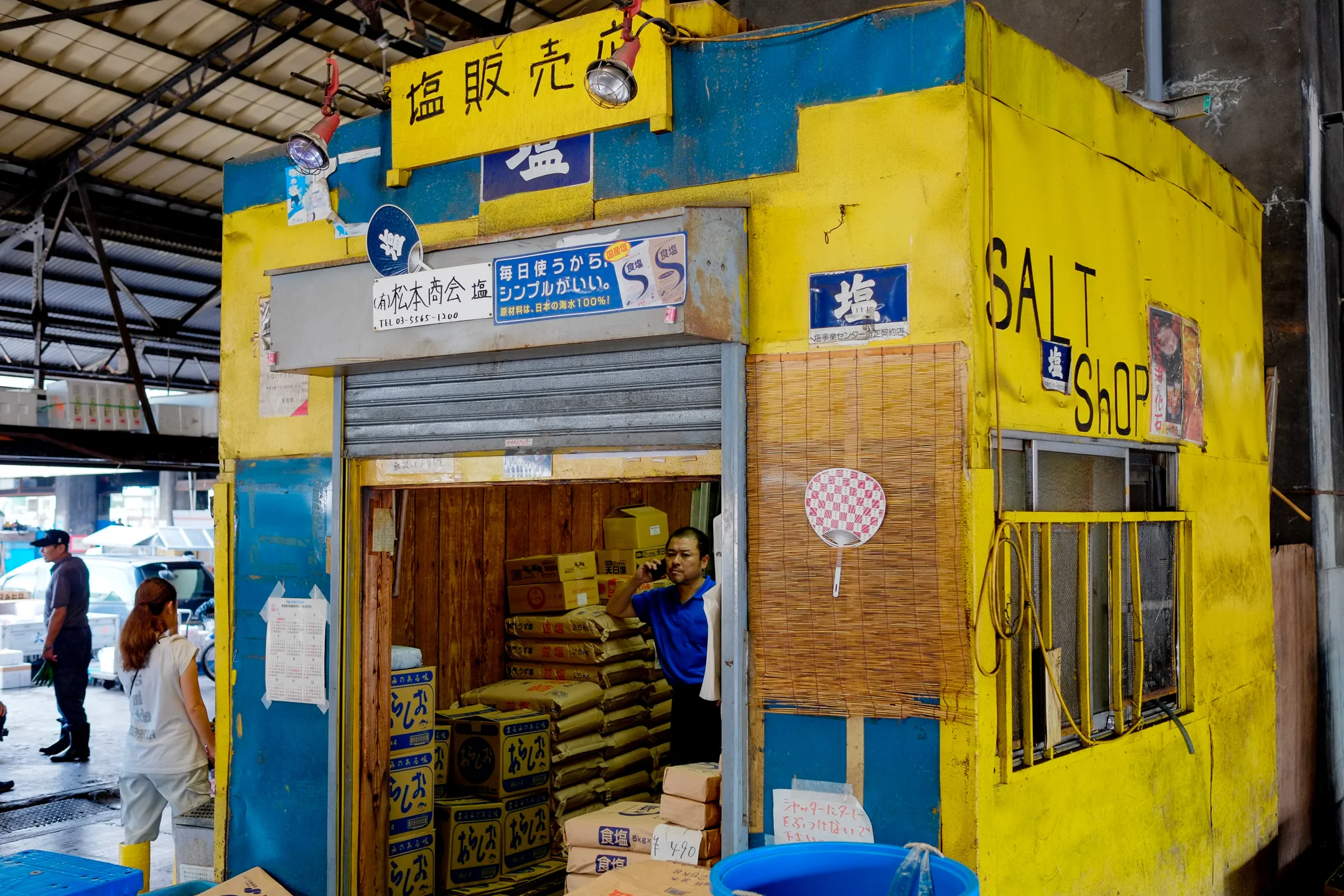 Fujifilm X-Pro1 - 23mm f/1.4 - 1/90 - f/2.8 - iso800 Although the fish market attracts a couple of tourists, it is in the first place a place where a lot of people work really hard to move a lot of fish. 