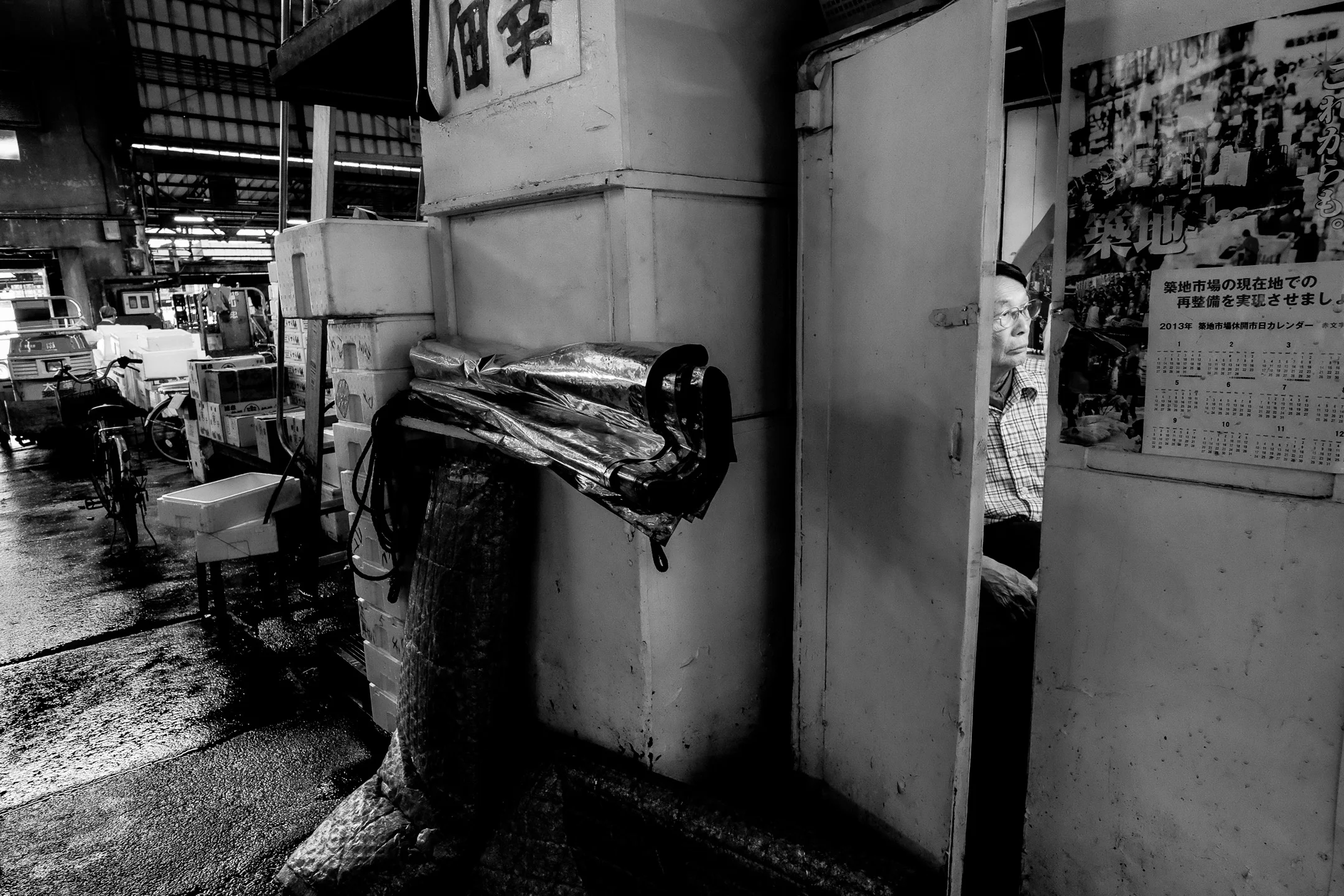 Fujifilm X-Pro1 - 23mm f/1.4 - 1/80 - f/5.6 - iso4000 The fish market is not an easy place to shoot. The light is challenging, you have to watch out not to get in the way and it's a bit messy. On the other hand, this gives you opportunities for layered pictures that require the viewer to look at your image a bit longer. 