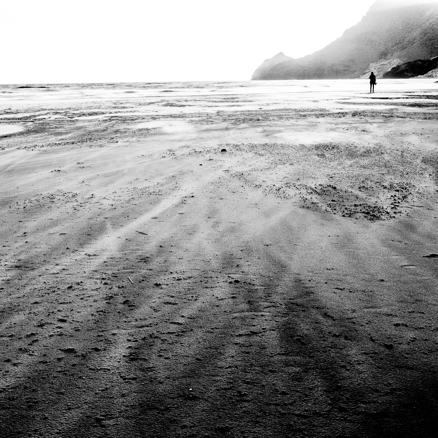 Fujifilm GFX50S with the GF63mm f/2.8 - iso 50 - 2" - f/32 - VariND filter Throughout our trip the wind was fierce but on the last evening it turned the volume up to 11. At moments it was even hard to stay upright while enduring being sandblasted. To make sharp images I had to force my tripod legs 10cm into the sand and lean on it with all my weight. 