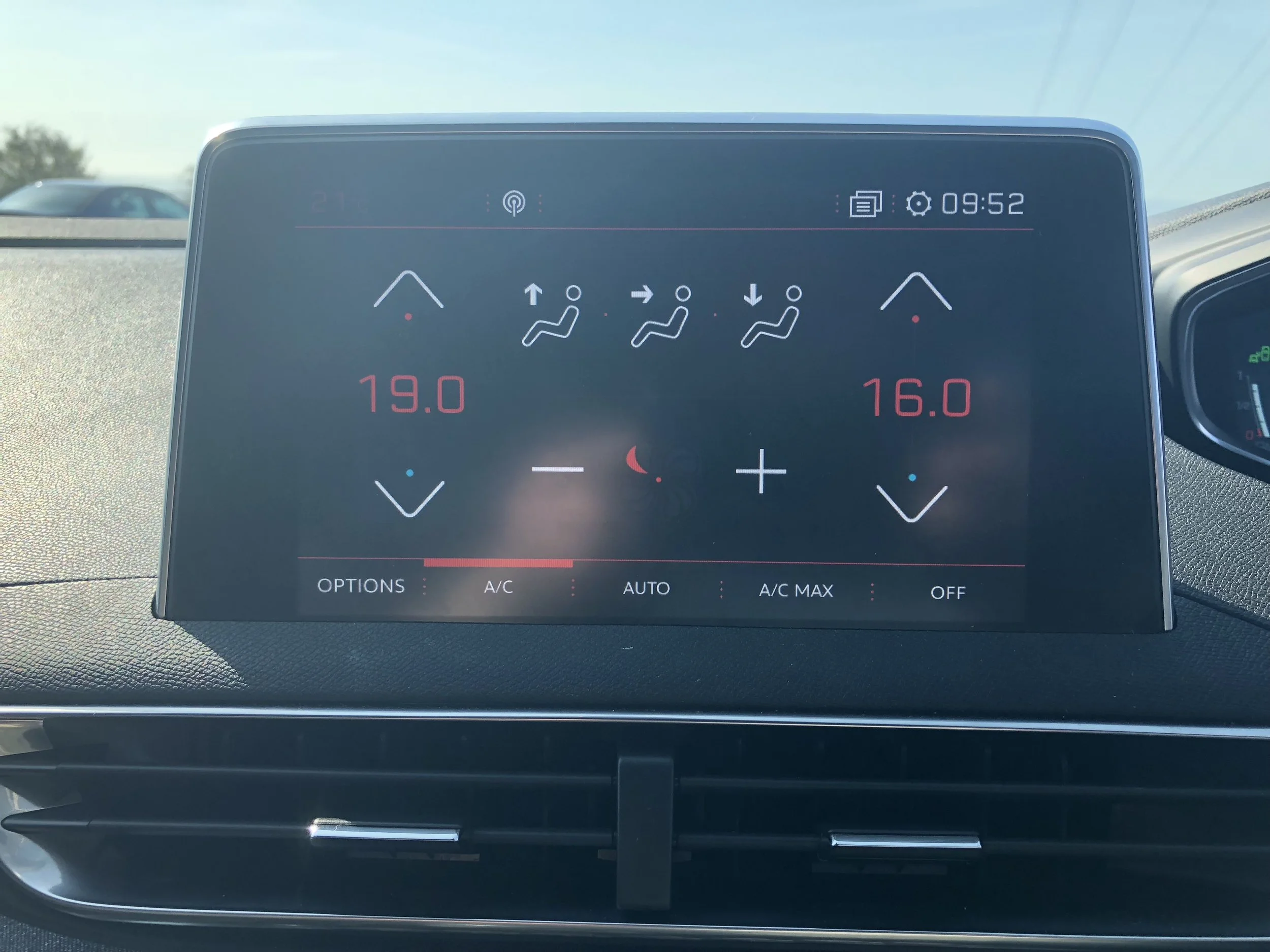 8″ Touchscreen, easy to use and clear displays. It links in with i-cockpit.